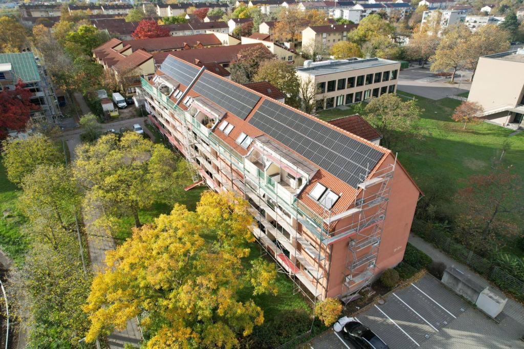 Dachaufnahme einer installierten Photovoltaik-Anlage