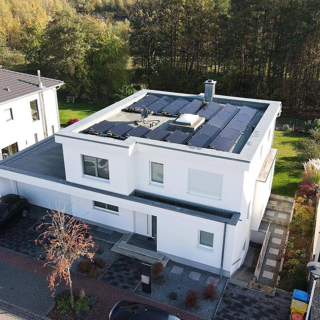 Dachaufnahme einer installierten Photovoltaik-Anlage